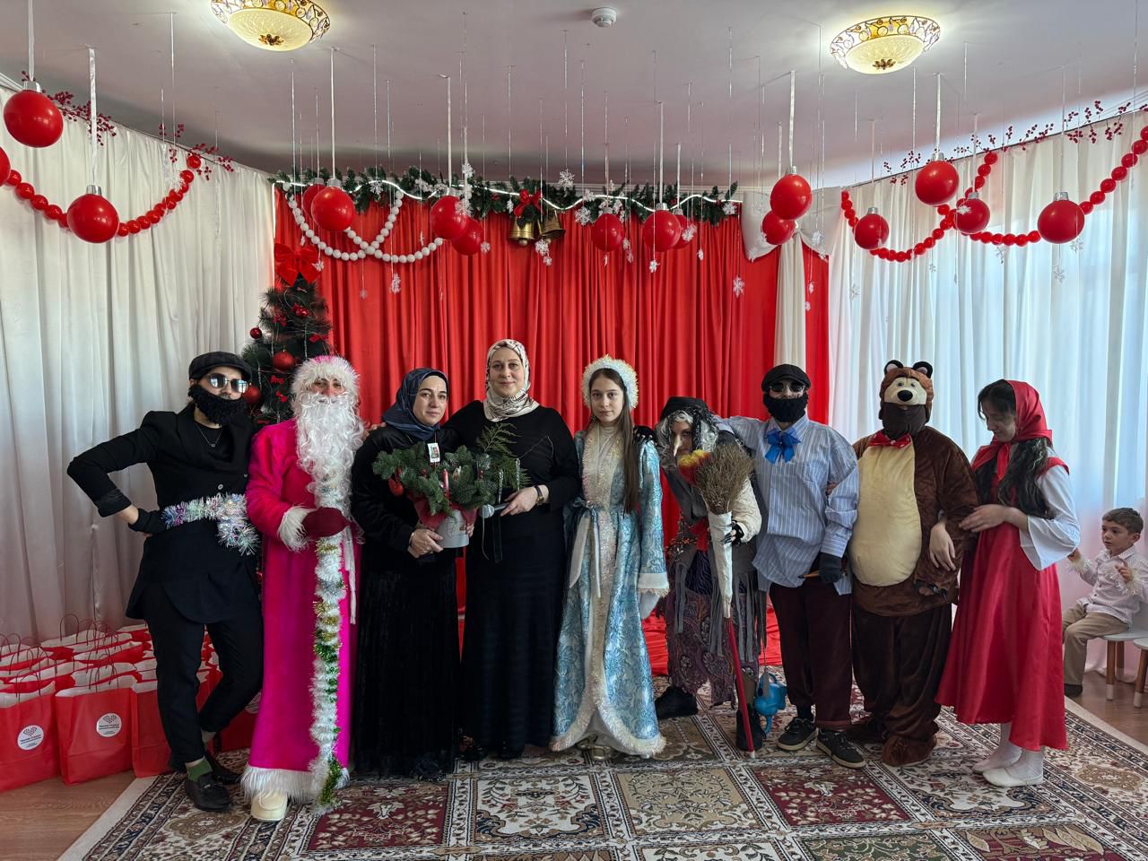 Детям и подросткам Реабилитационного центра в Казбековском районе в преддверии Нового года вручили подарки от Благотворительного фонда «Чистое сердце»